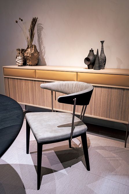 ミラノサローネで発表された新作「VESPER armchair」。たっぷりとしていて、体をやさしく受け止める座り心地。