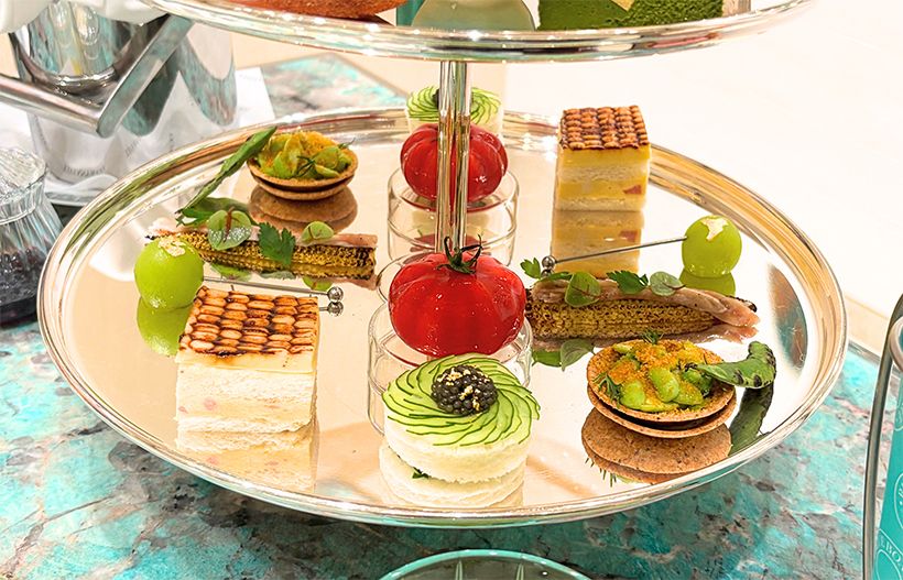 下段のセイボリーは全6種。夏野菜の瑞々しさと香りを生かした品が並ぶ。