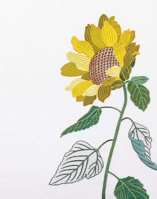 連載「絹糸に託すいのちの輝き」8月 日本刺繍作家・草乃しずかさんの向日葵