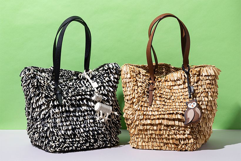 ウェイビーラフィアトート黒（横22×縦33×マチ22cm）31万9000円 ドッグチャーム9万5700円 ウェイビーラフィアトートベージュ（横22×縦33×マチ22cm）31万9000円 フクロウチャーム9万5700円／すべてヴァレクストラ（ヴァレクストラ ジャパン）