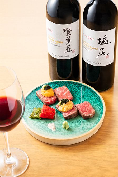 焼き物は、前沢牛のフィレとサーロインの食べ比べ。「登美の丘 赤 2022」と「塩尻 メルロ 2021」、2種のタイプ違いの赤ワインをペアリング。
