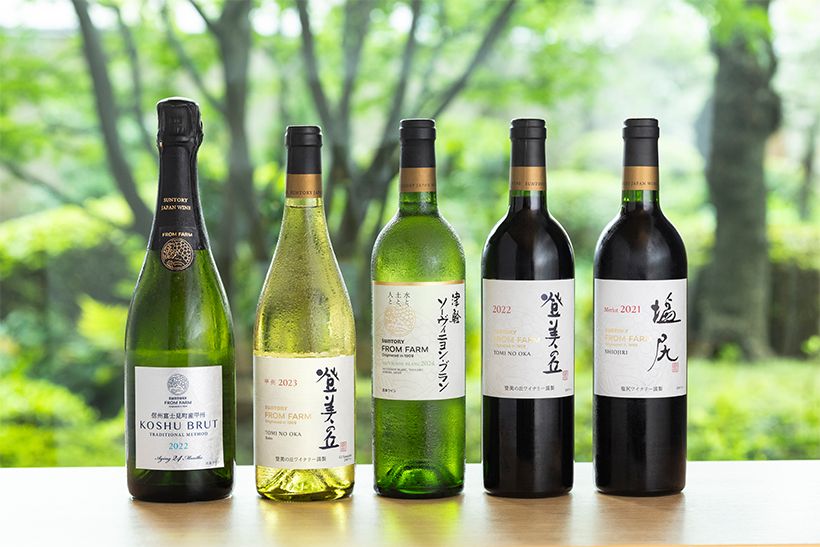 「SUNTORY FROM FARM」の日本ワイン。出された順に左から、「信州 富士見町産 甲州 ブリュット 2022」、「登美の丘 甲州 2023」、「津軽 ソーヴィニヨン・ブラン 2024」、「登美の丘 赤 2022」、「塩尻 メルロ 2021」。