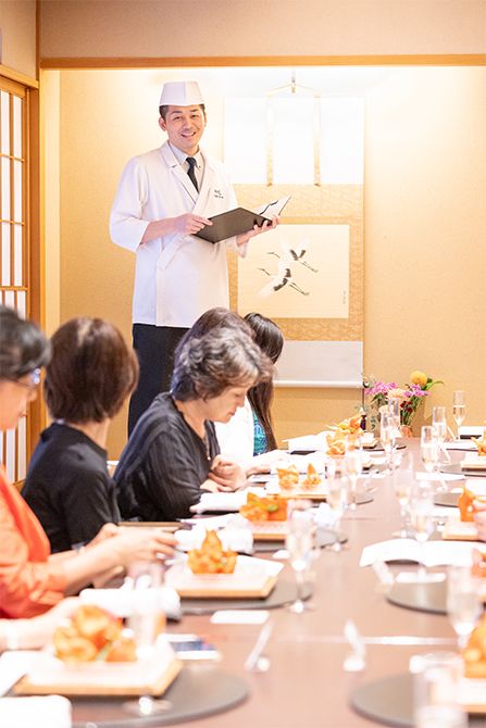 「前菜は七夕の趣向で、料理はほおずきに盛り込み、梶の葉を添えました」と料理の説明をする「木の花」料理長、宮山裕伴氏。