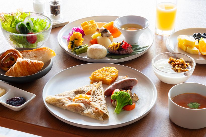 メインディッシュは、そば粉のガレットをチョイス。彩り豊かな料理を囲んで、心満たされる朝食のひとときを。