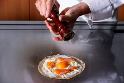 選べるメイン料理のひとつ、白馬ハムや信州サーモンを包んだそば粉のガレット。目の前で焼き上げるライブ感も魅力。