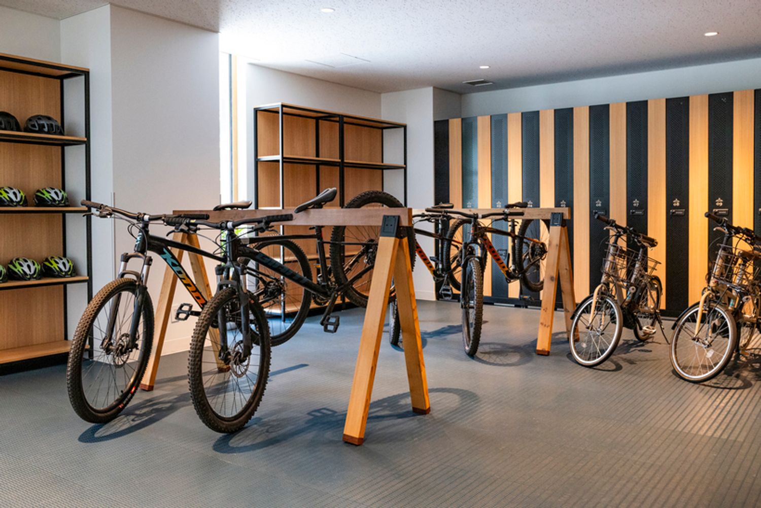 白馬の自然を満喫するなら、レンタサイクルがおすすめ。電動アシスト付き自転車やマウンテンバイクで、爽やかな風を感じながら散策へ。