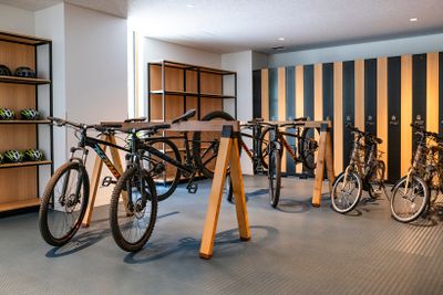 白馬の自然を満喫するなら、レンタサイクルがおすすめ。電動アシスト付き自転車やマウンテンバイクで、爽やかな風を感じながら散策へ。