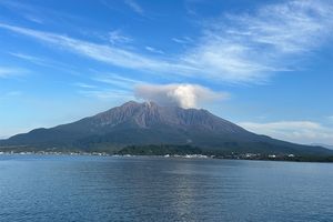 旅先で特別な雲を発見。活火山の火口近くに現れる「火災雲」
