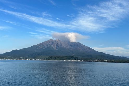 旅先で特別な雲を発見。活火山の火口近くに現れる「火災雲」