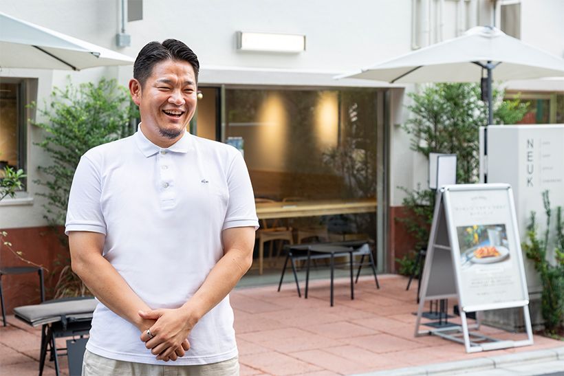 カフェのオーナー、小西修平さん。屋外のテラス席はワンちゃん連れに人気。KAIKOU COFFEE　東京都港区高輪1-20-2　営業時間：8時～18時　定休日：年末年始