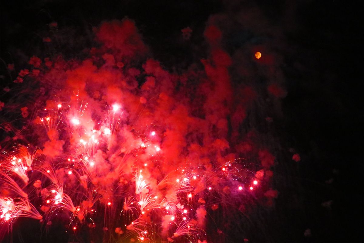 花火大会の夜は赤く染まった月に出合うチャンス。なぜ赤く見えることがある？