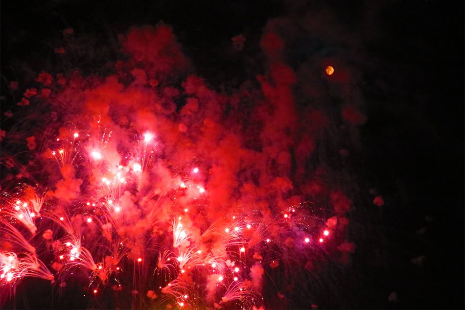 花火大会の夜は赤く染まった月に出合うチャンス。なぜ赤く見えることがある？