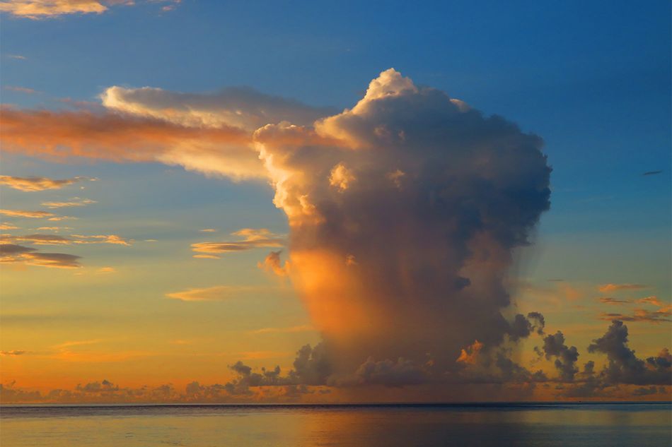 通り雨と思われがちな「スコール」。 実は「風」に由来する言葉です