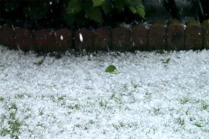 真夏に雪が積もったような光景が。その正体は積乱雲が作り出す「雹」
