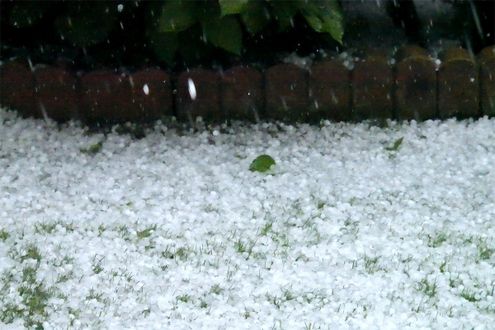 真夏に雪が積もったような光景が。その正体は積乱雲が作り出す「雹」