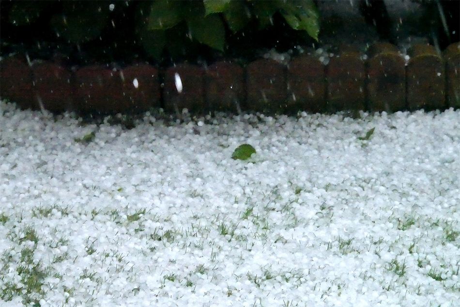 真夏に雪が積もったような光景が。その正体は積乱雲が作り出す「雹」