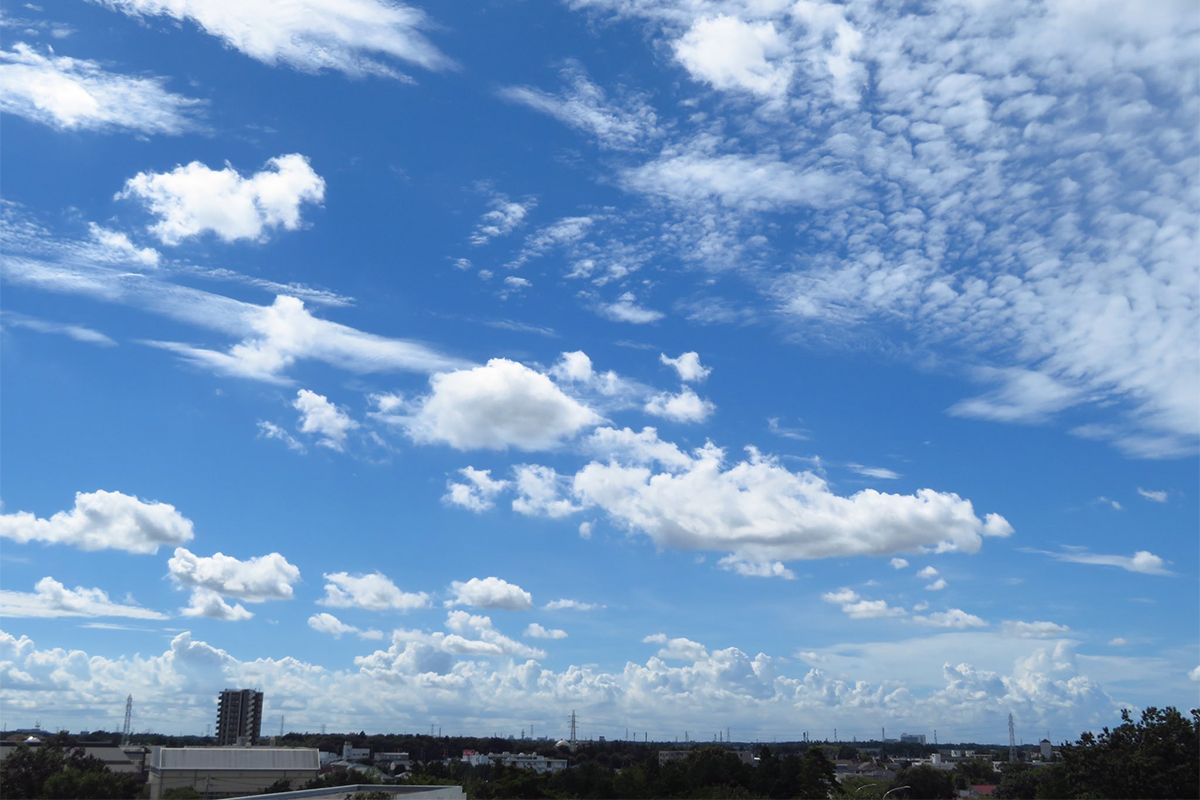 夏の空と秋の空が出合う「行き合いの空」。どんな雲が見られる？