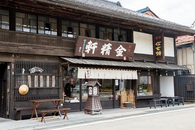宿場町の一角に佇み、江戸時代の旅籠屋の姿をそのままに残している。