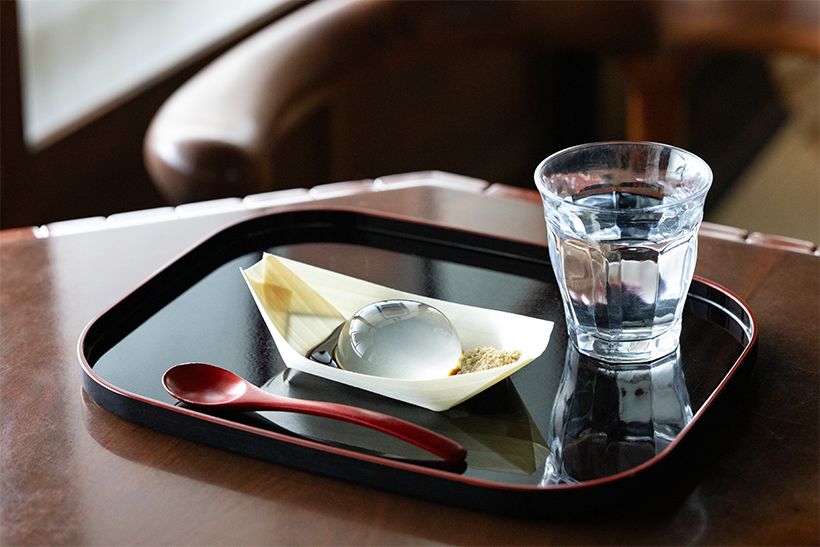 夏季限定（2026年は9月27日までの発売）販売の水信玄餅（左）と、その仕込み水（右）。水信玄餅のつるんと冷たい食感、黒蜜の純朴な甘みが絶妙な組み合わせに。毎週、金曜・土曜・日曜・祝日限定販売。