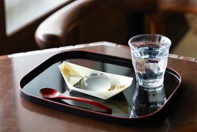 夏季限定（2026年は9月27日までの発売）販売の水信玄餅（左）と、その仕込み水（右）。水信玄餅のつるんと冷たい食感、黒蜜の純朴な甘みが絶妙な組み合わせに。毎週、金曜・土曜・日曜・祝日限定販売。