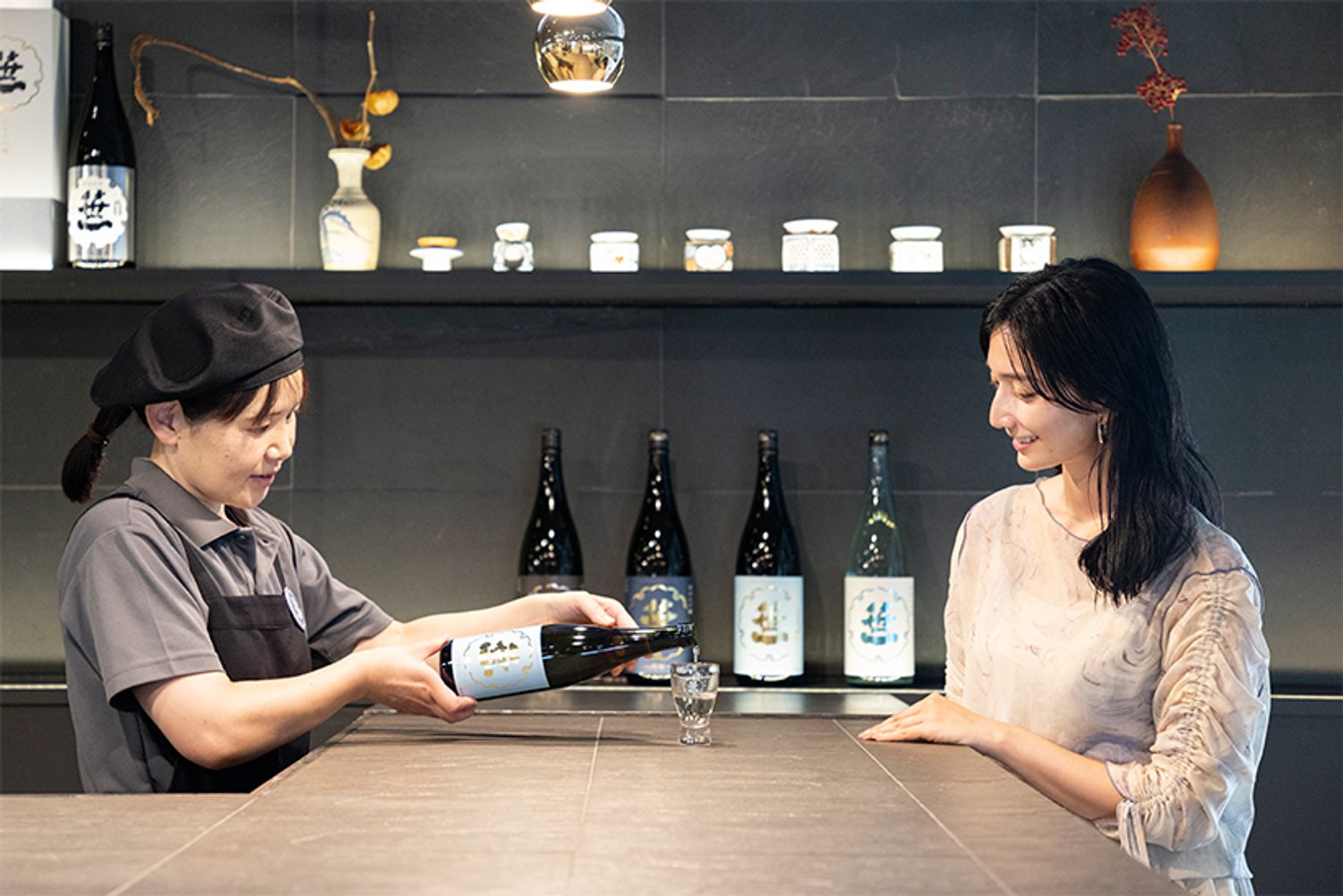 酒遊館のカウンターでは、好みの一本をスタッフに相談しながら、おつまみと一緒に試飲できる。