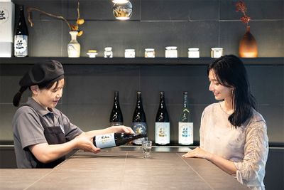 酒遊館のカウンターでは、好みの一本をスタッフに相談しながら、おつまみと一緒に試飲できる。