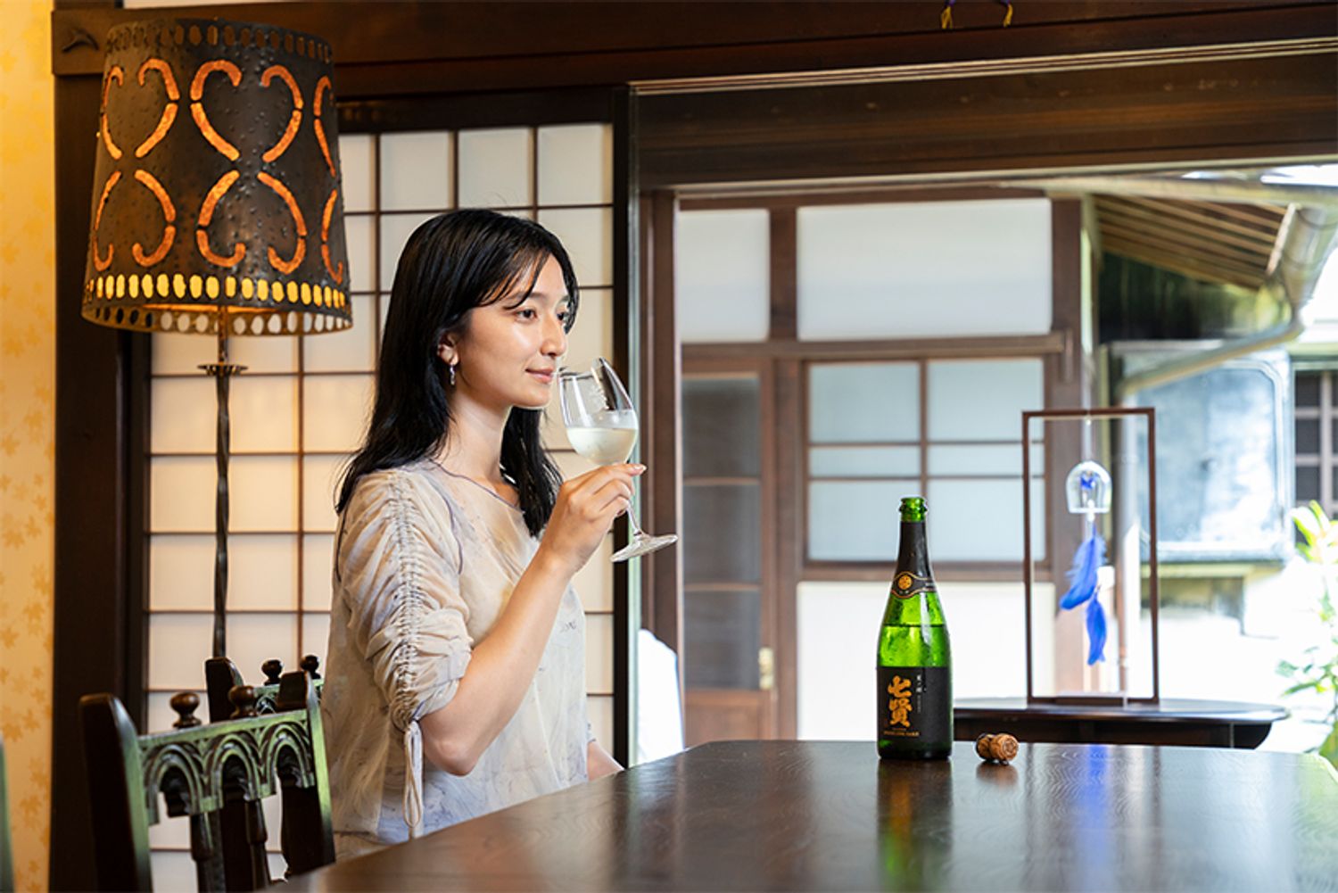 山梨銘醸の行在所に設えられたテイスティングルームにて。「とても軽やかで澄んでいるのに、後から米の旨が広がります。“ふくよか”という言葉がぴったりです」と高瀬さん。