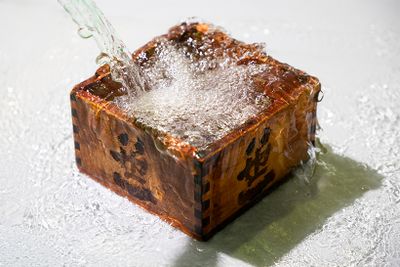 地下約100メートルから汲み上げられる仕込み水。大月周辺は地下水が非常に豊富な場所とされ、周囲が断水しても3か月もつと言われているそう。
