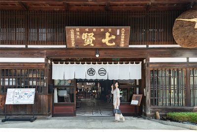 約180年前に建てられた木造建築。1880年には明治天皇ご巡幸の際に行在所（宿泊所）となった。