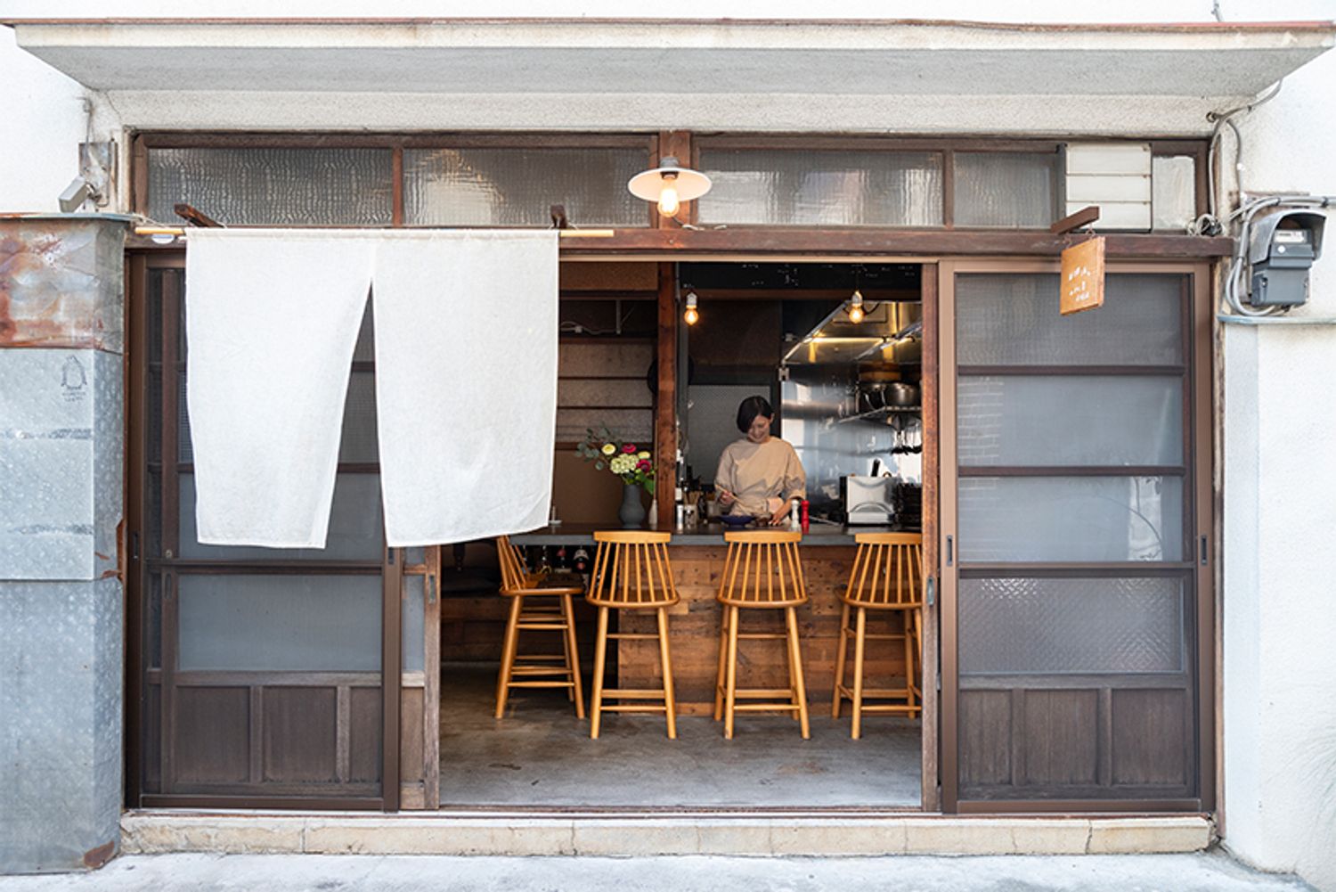 コワンが店を構える韮崎市の「アメリカヤ横丁」には、古い建物を生かしてリノベーションされた個性豊かな飲食店が並ぶ。