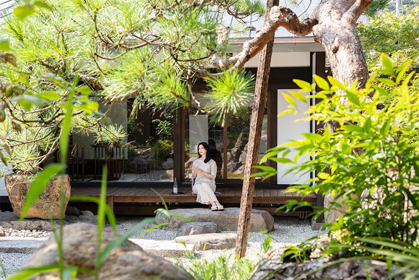 120年の歴史を刻む松の木などが植えられた、美しい日本庭園を望む。蔵風呂からも、庭の景観が楽しめるよう設計されている。