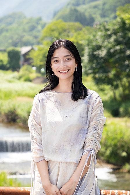 高瀬真奈(たかせまな)さん 1999年生まれ、山梨県甲府市出身。モデルとして雑誌や広告を中心に幅広く活躍する。地元・山梨では甲府大使や県央ネットやまなし観光アンバサダーを務めるなど、地方創生に関わる活動にも積極的に参加。お酒も好きで、日本酒を日常的に楽しむ。