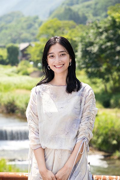 高瀬真奈（たかせまな）さん 1999年生まれ、山梨県甲府市出身。モデルとして雑誌や広告を中心に幅広く活躍する。地元・山梨では甲府大使や県央ネットやまなし観光アンバサダーを務めるなど、地方創生に関わる活動にも積極的に参加。お酒も好きで、日本酒を日常的に楽しむ。