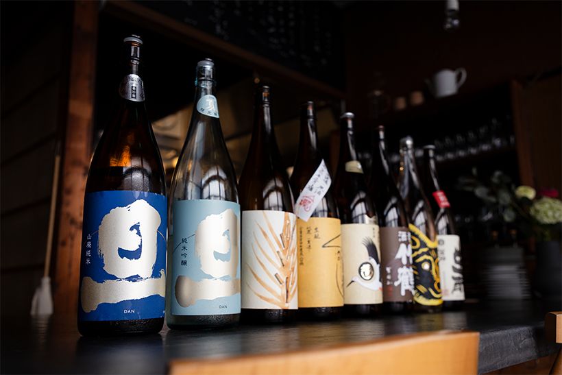 時季に応じて全国からさまざまな日本酒を取り揃えるコワン。今回は、笹一酒造の「旦」に合わせた料理を提案いただいた 。