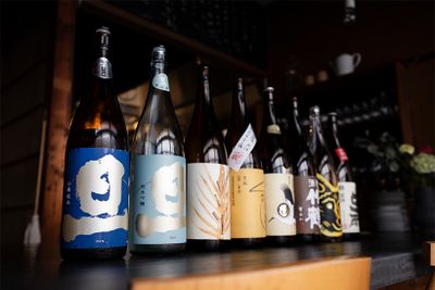 時季に応じて全国からさまざまな日本酒を取り揃えるコワン。今回は、笹一酒造の「旦」に合わせた料理を提案いただいた 。