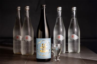 笹一酒造の「八咫笹一」。地元で契約栽培された酒造好適米を自家井戸の仕込み水（写真後方）で醸している。焼き鳥や季節の天ぷら、夏野菜などと相性が良い。