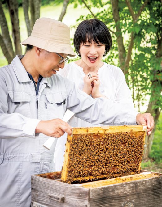 山田養蜂場におけるローヤルゼリー採取の礎を築き、長年養蜂を担ってきた景山さん。巣箱を前に、蜂にまつわる多くのことを教えてくれます。