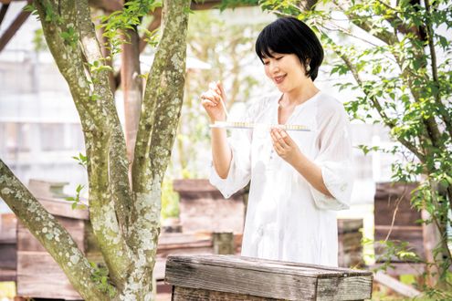 小林ひろ美さんと山田養蜂場を訪ねてローヤルゼリーが持つ美の秘密を探る