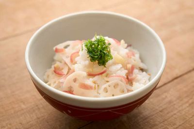 簡単アレンジ「みょうがと新れんこんのお寿司」。