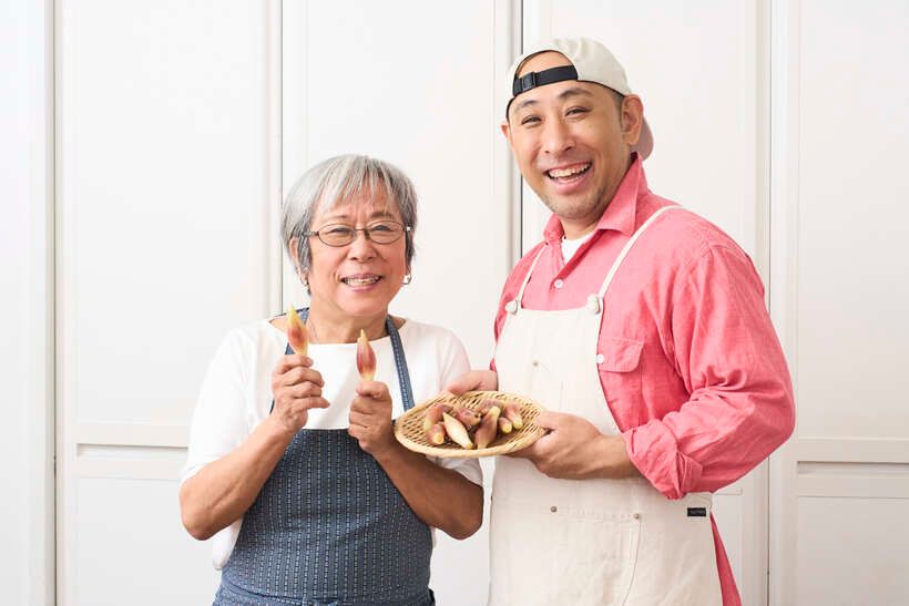 みょうがを持つ杵島直美さんときじまりゅうたさん。