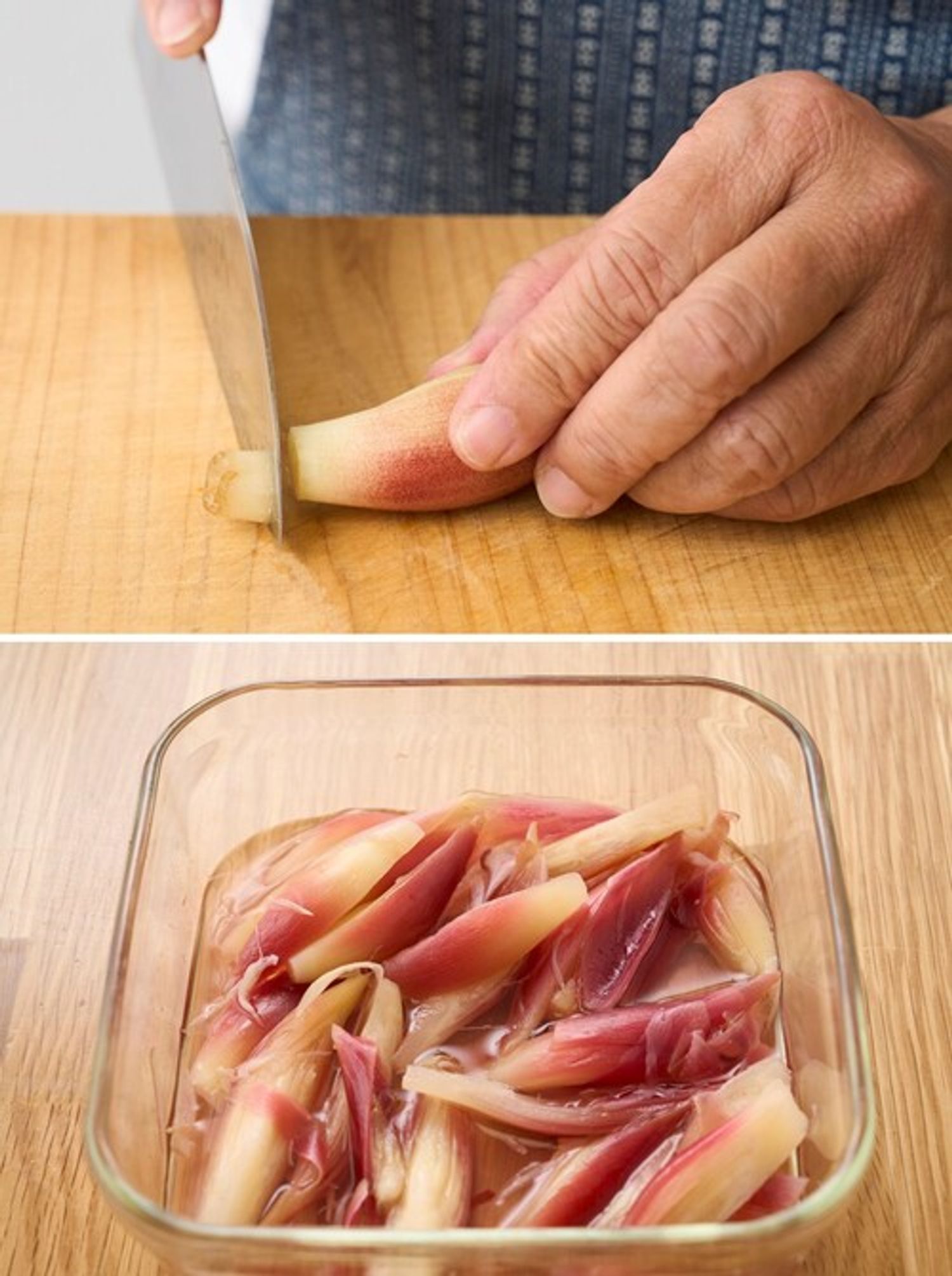 みょうがのへたを切り落とし、調味液に浸す。