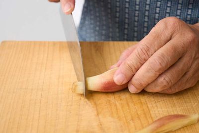 みょうがは根元を切り落とす。