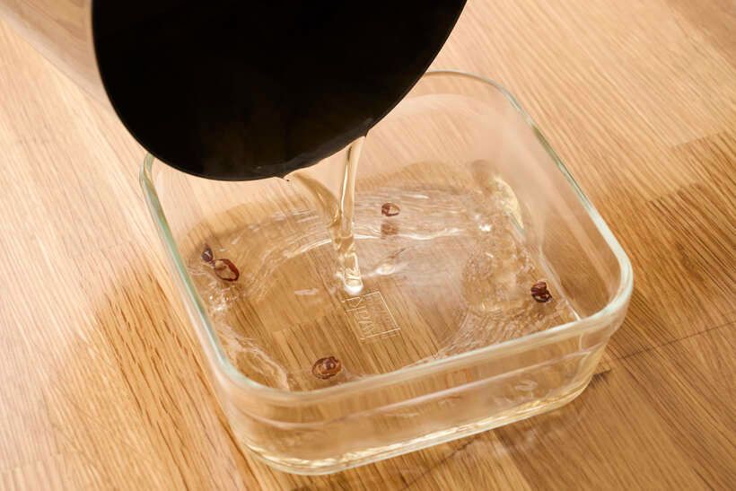 保存容器に調味液を移す。