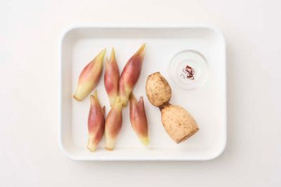 「みょうがと新れんこんの甘酢漬け」の材料。