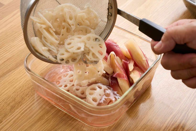 ゆでたれんこんを、調味液に漬ける。