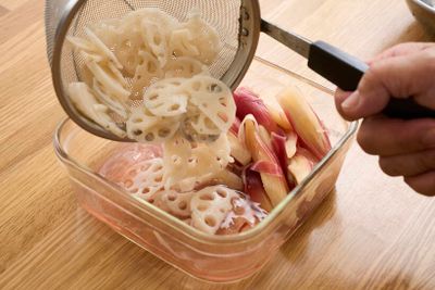 ゆでたれんこんを、調味液に漬ける。