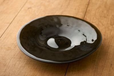 料理を盛り付けたのは、きじまりゅうたさんが沖縄で購入したという琉球ガラスの中皿。