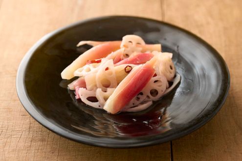 さわやかな食感と彩りが夏にぴったり。料理家 杵島直美さんの「みょうがと新れんこんの甘酢漬け」レシピ