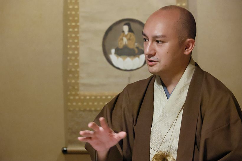 『猩々』を「祝福の⼼に満ちた能です」と語る⾦剛さん。「中国を舞台に、お酒を愛する猩々という精霊が現れ、⼈と酒を酌み交わしながら舞を舞います。古くから、おめでたい席で演じられてきた演⽬です」。