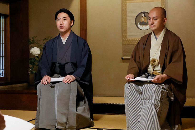 「私ども⾦剛流も京都を本拠地としてきた流派です。江⼾の武家式楽とは少し違い、公家⽂化や町衆⽂化の中で育まれてきた⼤らかさや優美さがある。それは意識して作ったものではなく、この町で舞台を重ねる中で⾃然と⾝についてきたものなのだと思います。」(⾦剛さん)